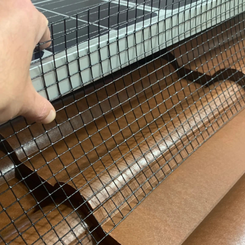 Anlegen des Solarkäfig Schutzzauns am Solarmodul mit leichter Wölbung nach außen. Gewährleistet Stabilität und optimalen Sitz.