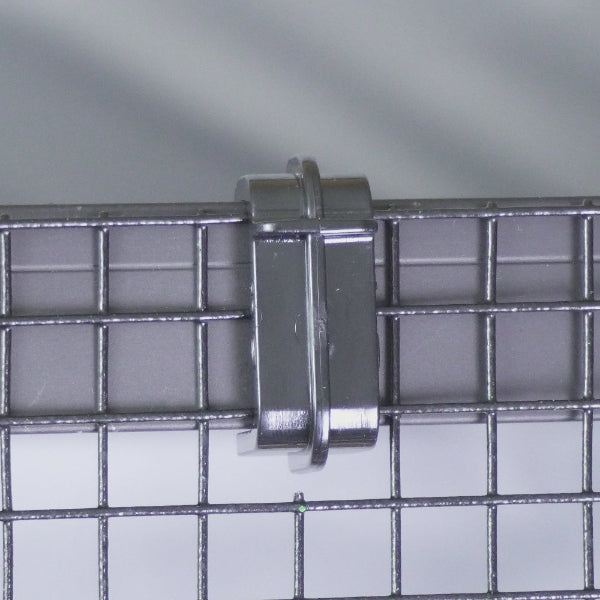 Installierte C-Klemme am Solarmodul. Spezielle Befestigungslösung für Solarmodule mit Vierkantrahmen zur sicheren Montage des Solarkäfigs.