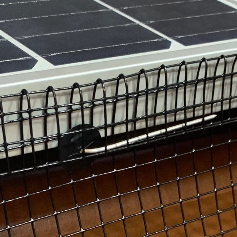 Umfalten der Überstände des Solarkäfig Schutzzauns nach unten. Abschluss der Installation für sicheren Halt und sauberes Finish.
