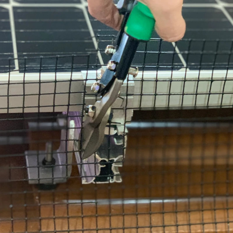 Anpassen des Solarkäfig Schutzzauns an Dachziegel, Montageschienen und Modulecken durch Schneiden und Andrücken.