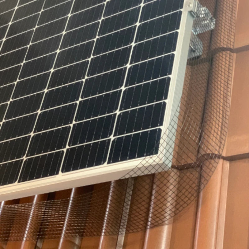 Ausrollen des Solarkäfig Schutzzauns entlang der Außenseite der Photovoltaikanlage. Erster Schritt der Installation für effektiven Schutz.